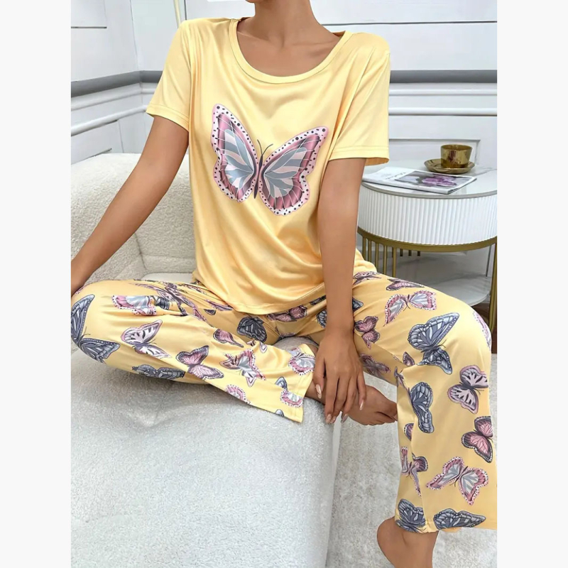 Moterų pižamos komplektas su drugelių spauda, apvalus kaklas, ¾ rankovės, kelnės; audinys: imitacinė medvilnė su poliesterio 90–95%, vidutinio svorio 181–200 g/m²