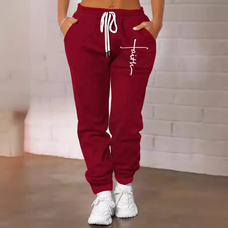 Moteriškos kelnytės su fleece pamušalu ir raidžių spauda – laisvas kirpimas, vidutinė juosta, poliesteris 95%+