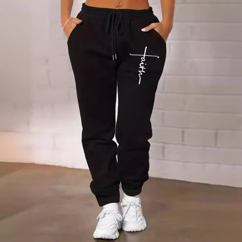 Moteriškos kelnytės su fleece pamušalu ir raidžių spauda – laisvas kirpimas, vidutinė juosta, poliesteris 95%+