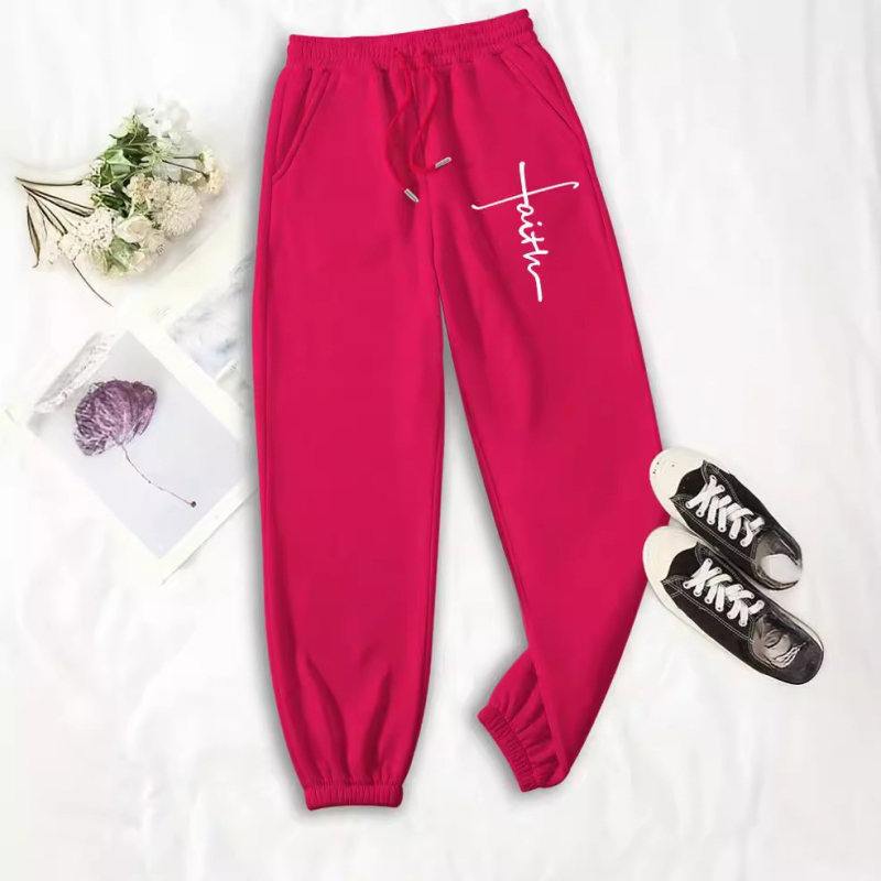 Moteriškos kelnytės su fleece pamušalu ir raidžių spauda – laisvas kirpimas, vidutinė juosta, poliesteris 95%+