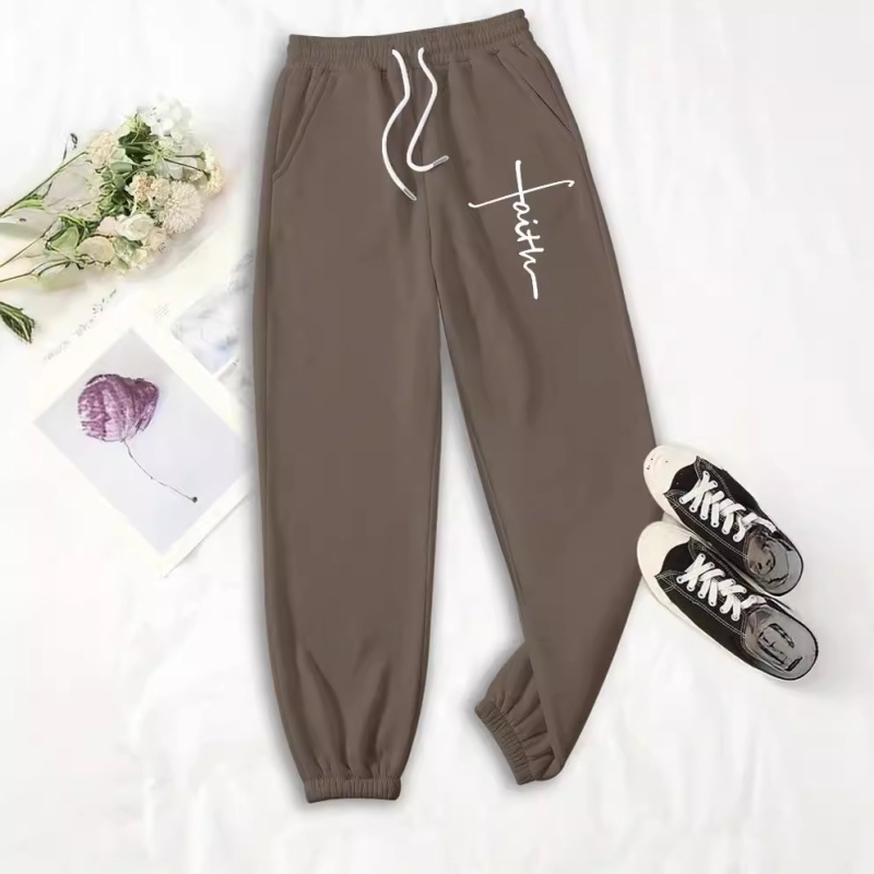 Moteriškos kelnytės su fleece pamušalu ir raidžių spauda – laisvas kirpimas, vidutinė juosta, poliesteris 95%+