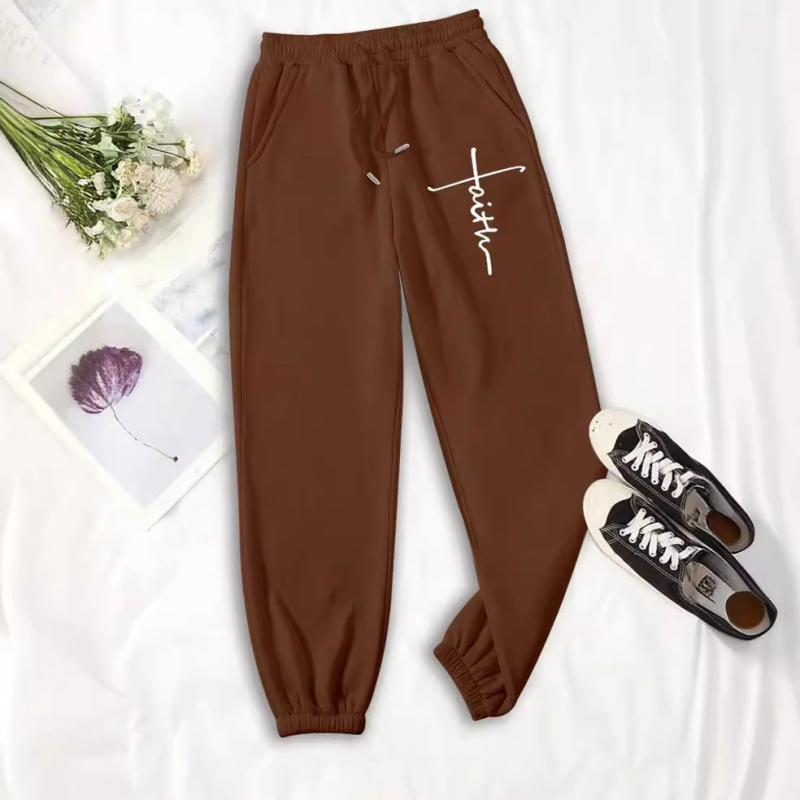 Moteriškos kelnytės su fleece pamušalu ir raidžių spauda – laisvas kirpimas, vidutinė juosta, poliesteris 95%+