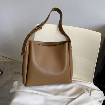 Moteriška kibiro formos rankinė | PU materijala, magnetinis užsegimas, poliesterio pamušalas, vidiniai kišenės: užtrauktuko kišenė ir telefono kišenė