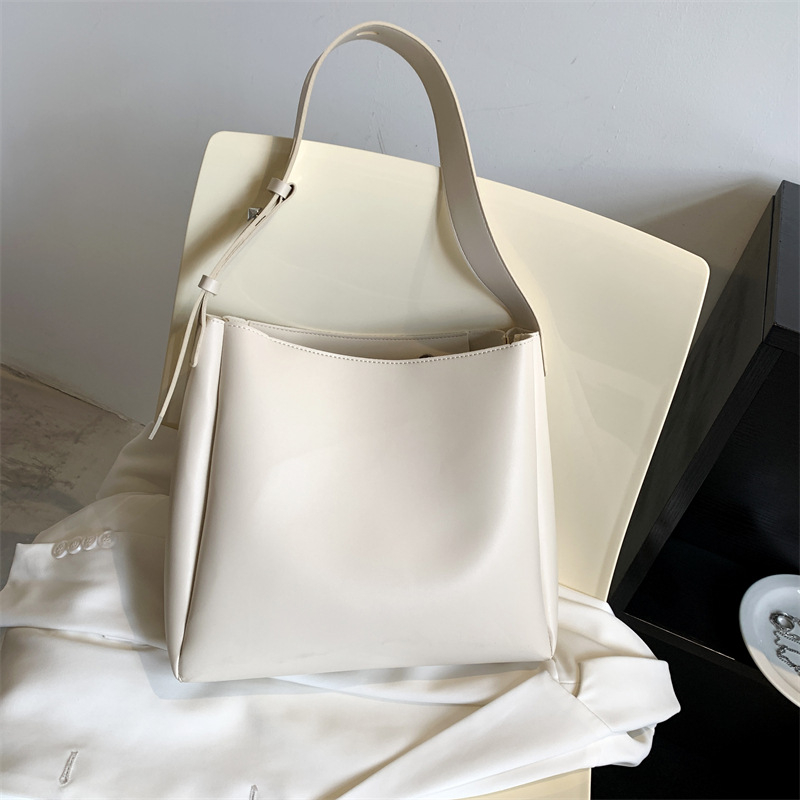 Moteriška kibiro formos rankinė | PU materijala, magnetinis užsegimas, poliesterio pamušalas, vidiniai kišenės: užtrauktuko kišenė ir telefono kišenė