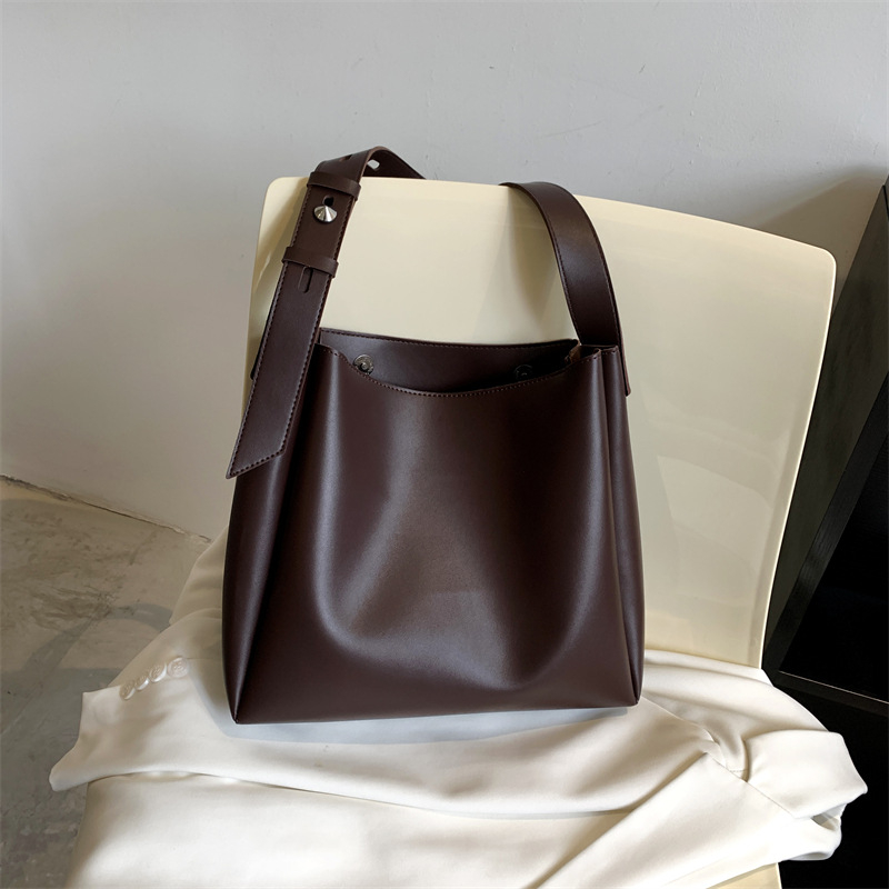 Moteriška kibiro formos rankinė | PU materijala, magnetinis užsegimas, poliesterio pamušalas, vidiniai kišenės: užtrauktuko kišenė ir telefono kišenė