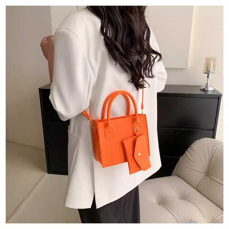 Двоен комплект филцови чанти – прост и универсален дизайн, чанта през рамо; Материал: филц; Стил: темпераментна зряла жена; Функции: износоустойчиво и улеснява пренасянето; Пускане: пролет 2024