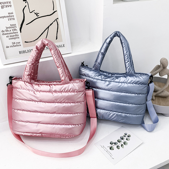 Γυναικεία τσάντα ώμου σε στυλ commuter από νάιλον, οριζόντια τετράγωνη μορφή, με φερμουάρ και εσωτερικές τσέπες για κινητό και ID.