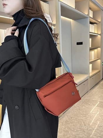 Válltáska – nylon, városi minimalist stílus, vízszintes négyszögletes forma, cipzáras nyitás, belső cipzáras zseb