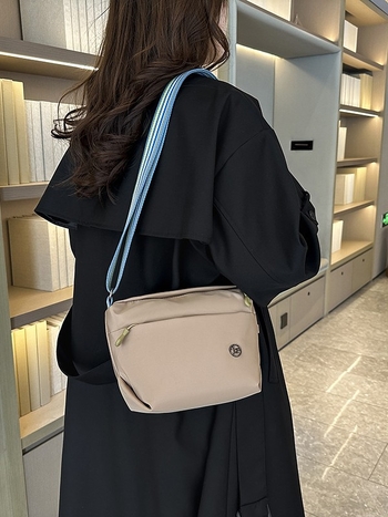 Τσάντα ώμου – νάιλον, αστικός μινιμαλιστικός στυλ, οριζόντια τετράγωνη μορφή, φερμουάρ, εσωτερική τσέπη με φερμουάρ