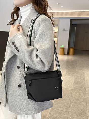 Τσάντα ώμου – νάιλον, αστικός μινιμαλιστικός στυλ, οριζόντια τετράγωνη μορφή, φερμουάρ, εσωτερική τσέπη με φερμουάρ