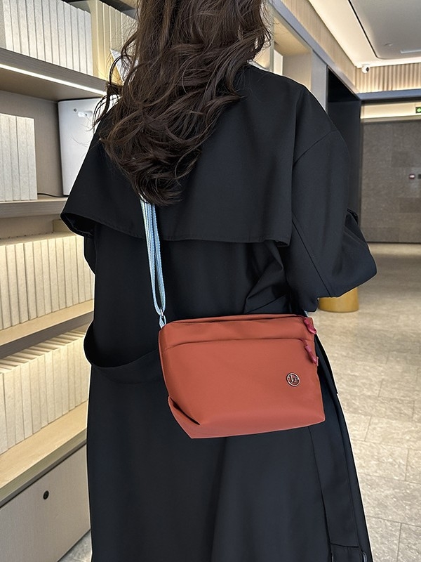 Válltáska – nylon, városi minimalist stílus, vízszintes négyszögletes forma, cipzáras nyitás, belső cipzáras zseb
