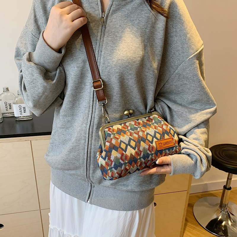 Crossbody táska Cartoon mintával, nagy kapacitású, PU anyag, kapocs-zárás, kagyló alakú forma, poliészter bélés, belső zsebek telefonra és ID-re, 2024 tél