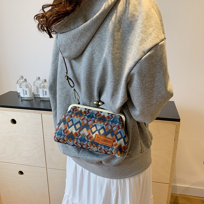 Crossbody táska Cartoon mintával, nagy kapacitású, PU anyag, kapocs-zárás, kagyló alakú forma, poliészter bélés, belső zsebek telefonra és ID-re, 2024 tél