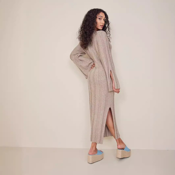 E8229 Μίντι φόρεμα με V-λαιμό, σχίσιμο, πιέτες, ακρυλικό πλεκτό φόρεμα