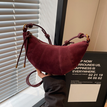 Női crossbody táska — PU anyagból, dumpling alakú, cipzáras nyitás, poliészter bélés, városi minimalizmus