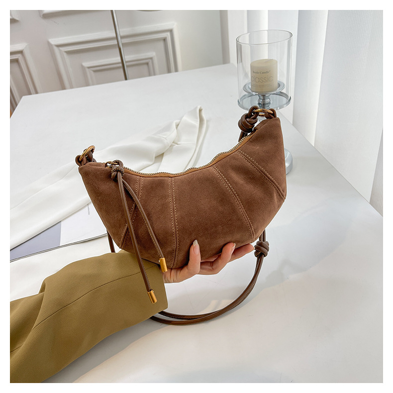 Női crossbody táska — PU anyagból, dumpling alakú, cipzáras nyitás, poliészter bélés, városi minimalizmus