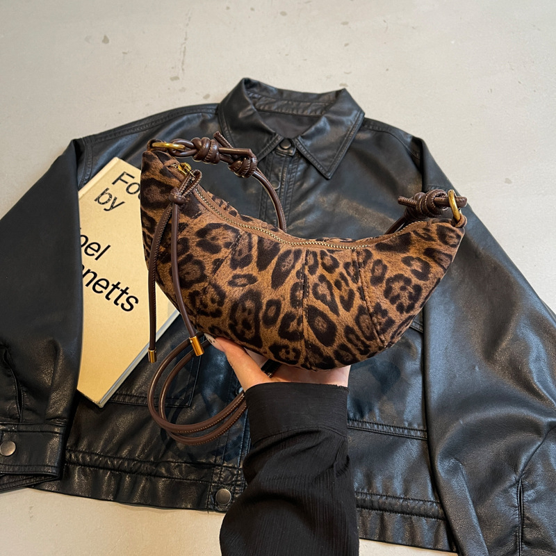 Női crossbody táska — PU anyagból, dumpling alakú, cipzáras nyitás, poliészter bélés, városi minimalizmus