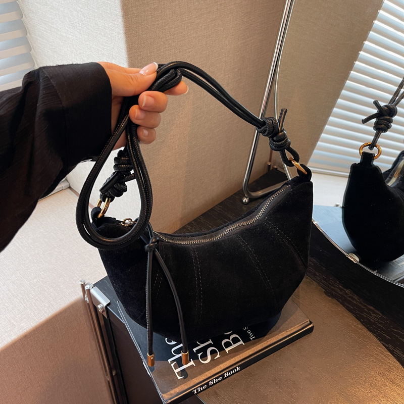 Női crossbody táska — PU anyagból, dumpling alakú, cipzáras nyitás, poliészter bélés, városi minimalizmus