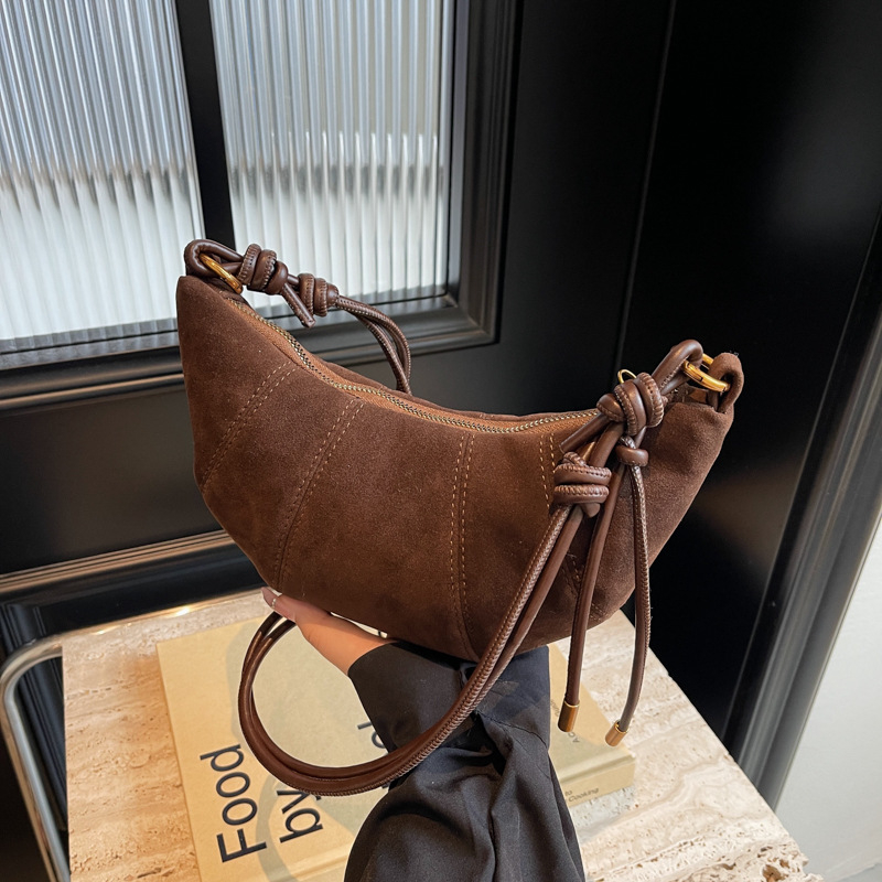 Női crossbody táska — PU anyagból, dumpling alakú, cipzáras nyitás, poliészter bélés, városi minimalizmus