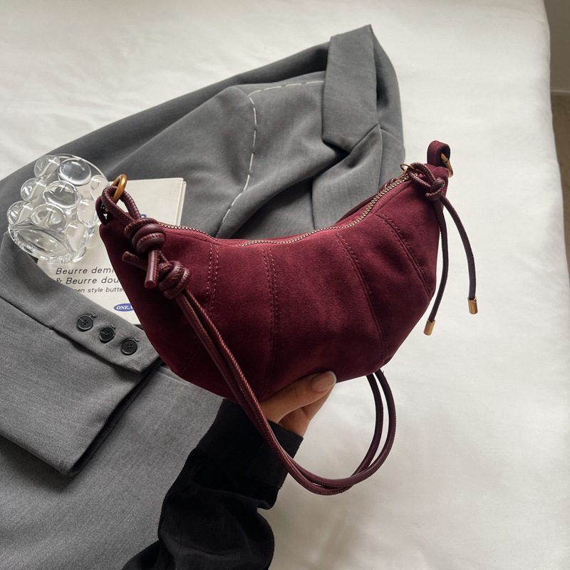 Női crossbody táska — PU anyagból, dumpling alakú, cipzáras nyitás, poliészter bélés, városi minimalizmus
