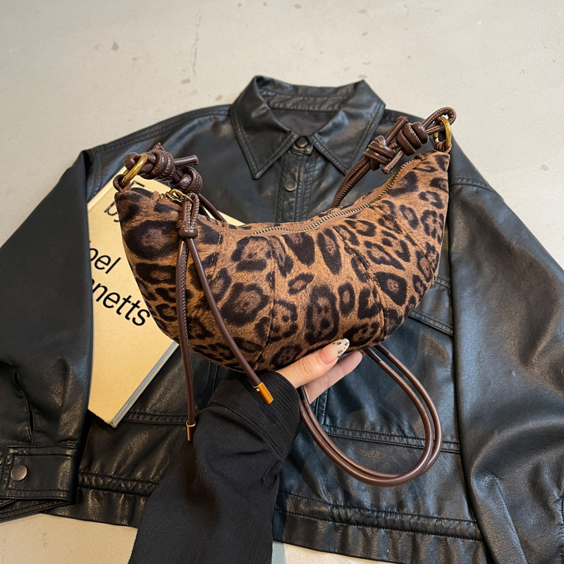 Női crossbody táska — PU anyagból, dumpling alakú, cipzáras nyitás, poliészter bélés, városi minimalizmus