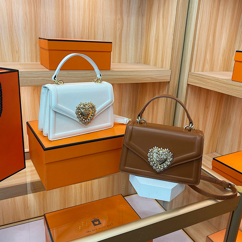 Grandinės per petį krepšys — PU medžiaga, horizontalis kvadrato forma, magnetinis užsegimas, vidinis sintetinės odos pamušalas, vidinė kišenė su užtrauktuku (sandvičiai)