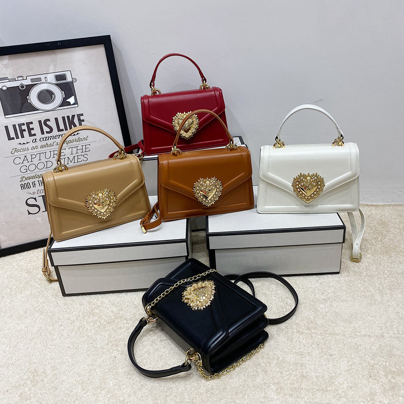 Grandinės per petį krepšys — PU medžiaga, horizontalis kvadrato forma, magnetinis užsegimas, vidinis sintetinės odos pamušalas, vidinė kišenė su užtrauktuku (sandvičiai)