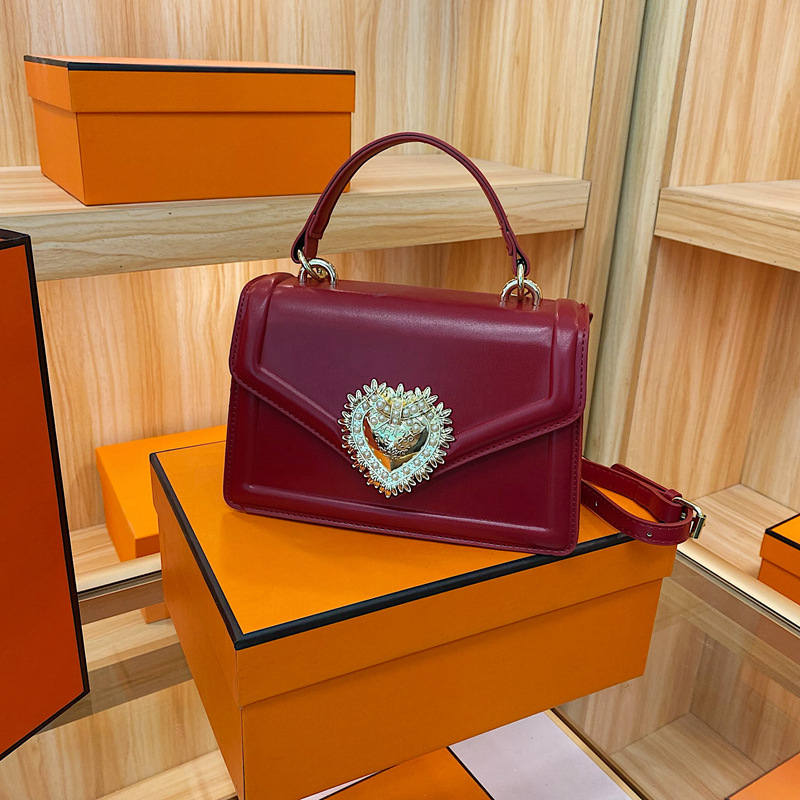 Grandinės per petį krepšys — PU medžiaga, horizontalis kvadrato forma, magnetinis užsegimas, vidinis sintetinės odos pamušalas, vidinė kišenė su užtrauktuku (sandvičiai)