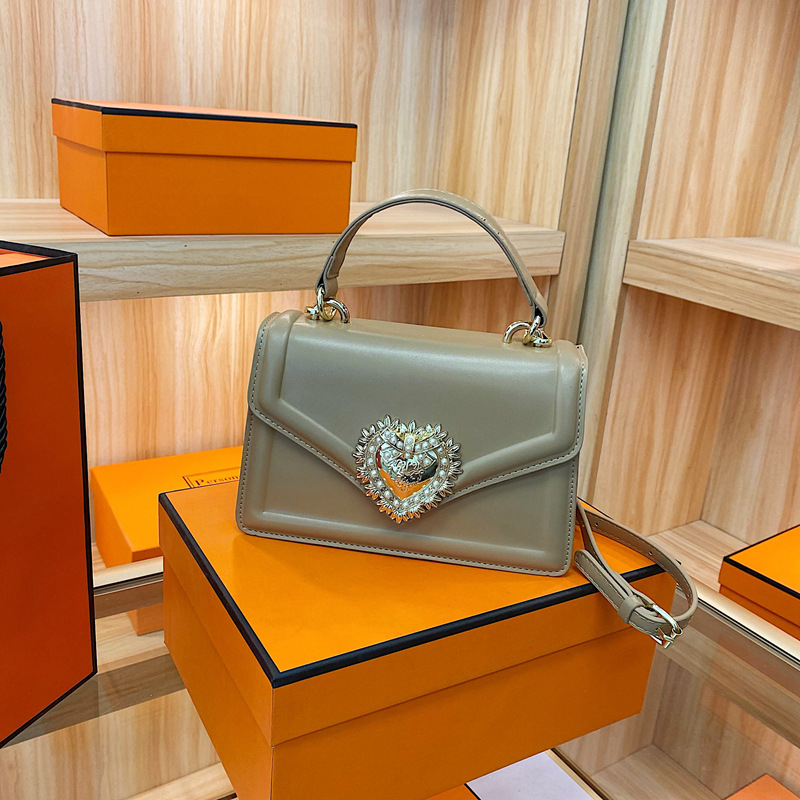 Grandinės per petį krepšys — PU medžiaga, horizontalis kvadrato forma, magnetinis užsegimas, vidinis sintetinės odos pamušalas, vidinė kišenė su užtrauktuku (sandvičiai)