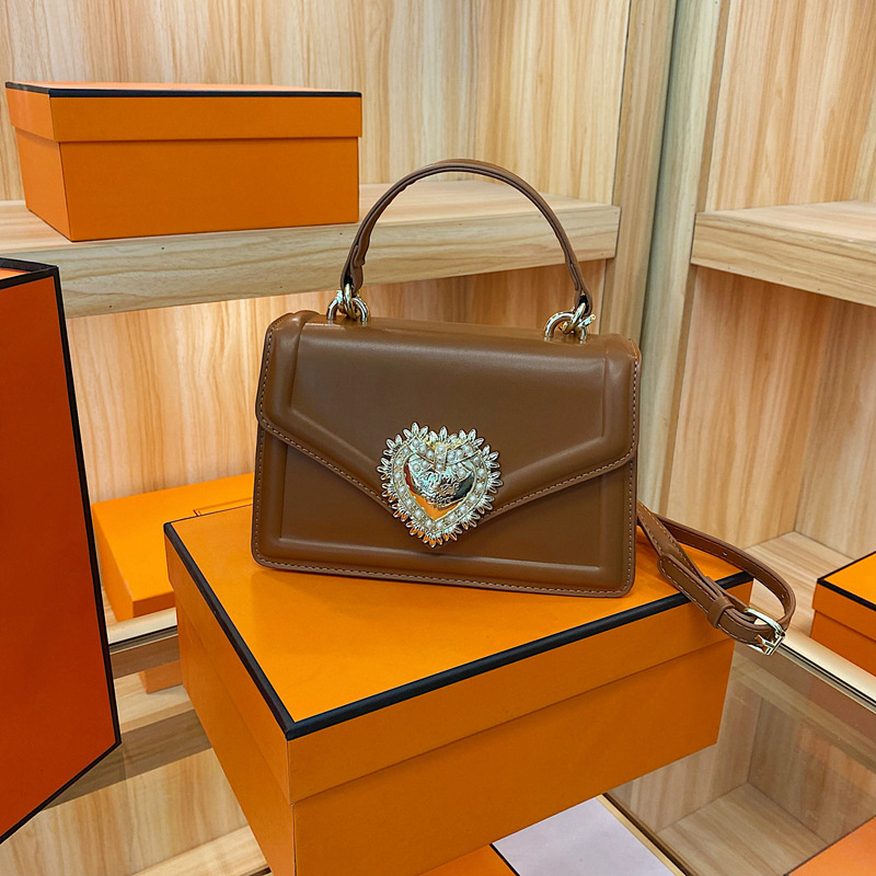 Grandinės per petį krepšys — PU medžiaga, horizontalis kvadrato forma, magnetinis užsegimas, vidinis sintetinės odos pamušalas, vidinė kišenė su užtrauktuku (sandvičiai)