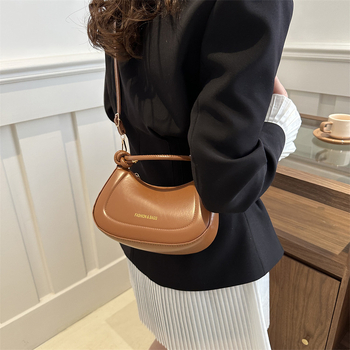 Τσάντα PU σε street trend, μοντέλο New Moon, οριζόντια τετράγωνη σιλουέτα, φερμουάρ