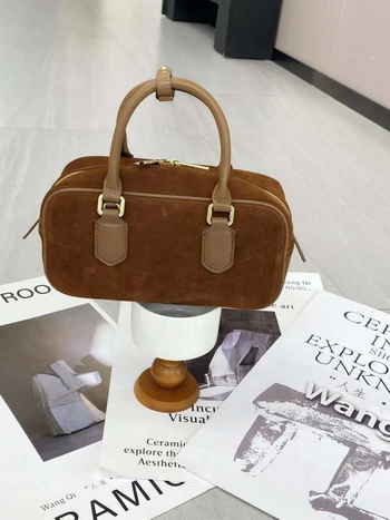 Δερμάτινη τσάντα Boston με οριζόντια τετράγωνη μορφή, κλείσιμο με φερμουάρ, εσωτερική τσέπη με φερμουάρ και θήκη για κινητό