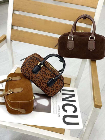 Δερμάτινη τσάντα Boston με οριζόντια τετράγωνη μορφή, κλείσιμο με φερμουάρ, εσωτερική τσέπη με φερμουάρ και θήκη για κινητό