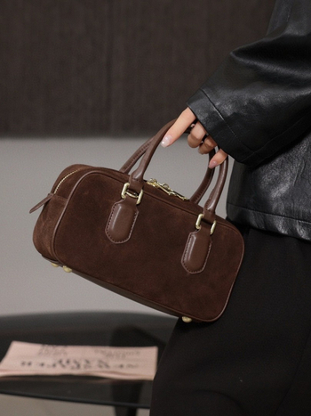 Δερμάτινη τσάντα Boston με οριζόντια τετράγωνη μορφή, κλείσιμο με φερμουάρ, εσωτερική τσέπη με φερμουάρ και θήκη για κινητό