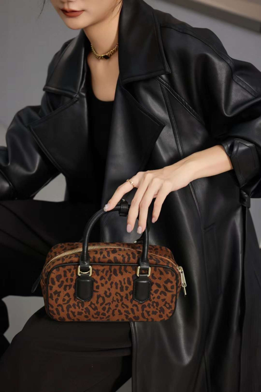 Geantă Boston din piele naturală, cu formă orizontală pătrată, închidere cu fermoar, buzunar intern cu fermoar și buzunar pentru telefon