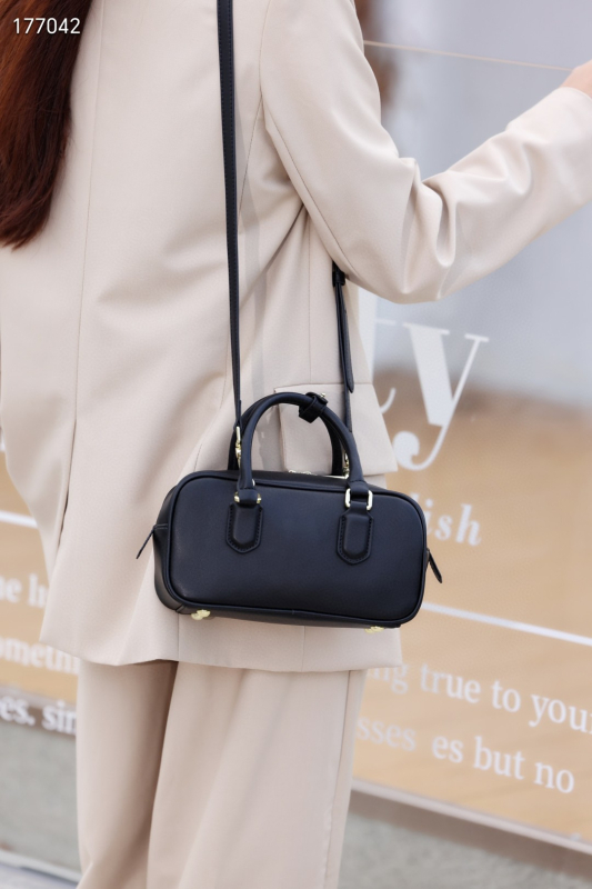 Geantă Boston din piele naturală, cu formă orizontală pătrată, închidere cu fermoar, buzunar intern cu fermoar și buzunar pentru telefon