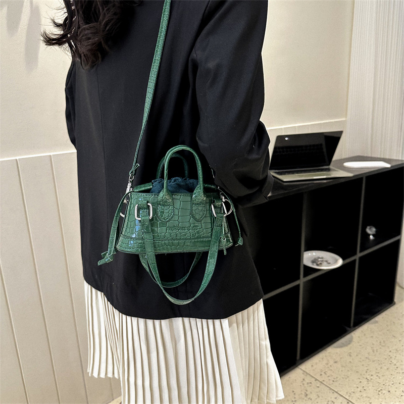 Női PU anyagú crossbody táska, utcai stílus, négyzet alakú dizájn, húzózsinóros zárás, párna alak.