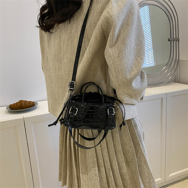 Női PU anyagú crossbody táska, utcai stílus, négyzet alakú dizájn, húzózsinóros zárás, párna alak.