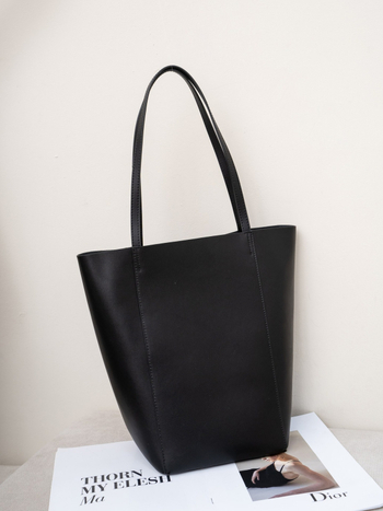 Moteriška odinė rankinė kubo formos, magnetiniu užsegimu, vidiniai kišiai su užtrauktuku, ID kišenė ir poliesterio pamušalas