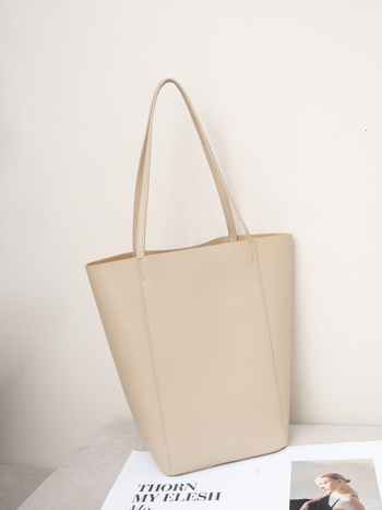 Moteriška odinė rankinė kubo formos, magnetiniu užsegimu, vidiniai kišiai su užtrauktuku, ID kišenė ir poliesterio pamušalas