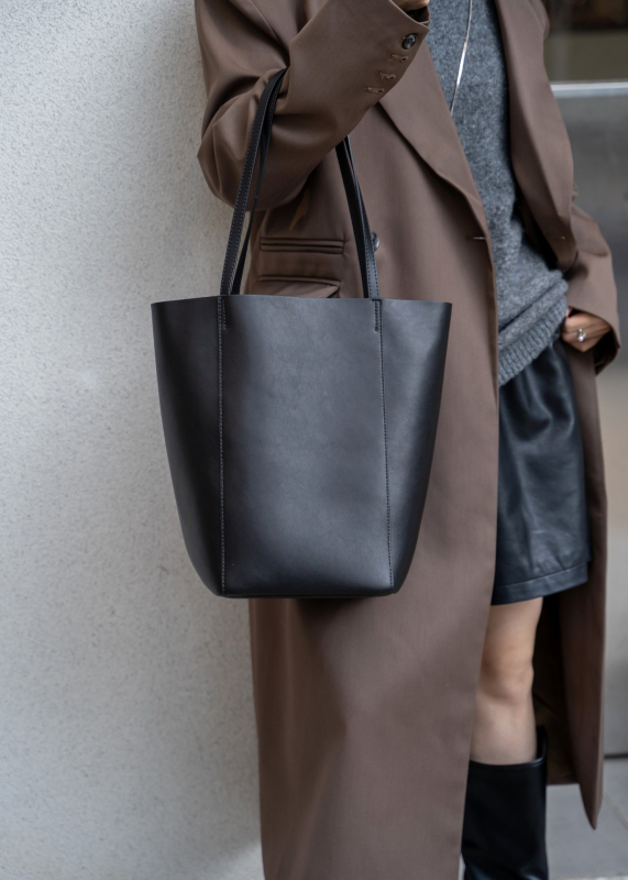 Moteriška odinė rankinė kubo formos, magnetiniu užsegimu, vidiniai kišiai su užtrauktuku, ID kišenė ir poliesterio pamušalas