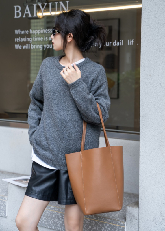 Moteriška odinė rankinė kubo formos, magnetiniu užsegimu, vidiniai kišiai su užtrauktuku, ID kišenė ir poliesterio pamušalas