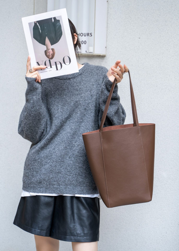 Moteriška odinė rankinė kubo formos, magnetiniu užsegimu, vidiniai kišiai su užtrauktuku, ID kišenė ir poliesterio pamušalas