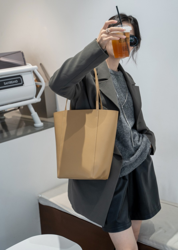 Moteriška odinė rankinė kubo formos, magnetiniu užsegimu, vidiniai kišiai su užtrauktuku, ID kišenė ir poliesterio pamušalas