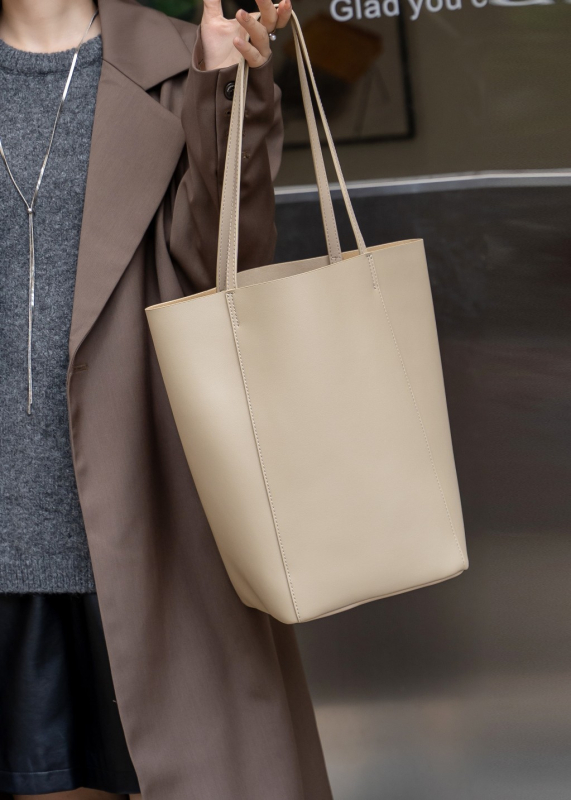 Moteriška odinė rankinė kubo formos, magnetiniu užsegimu, vidiniai kišiai su užtrauktuku, ID kišenė ir poliesterio pamušalas