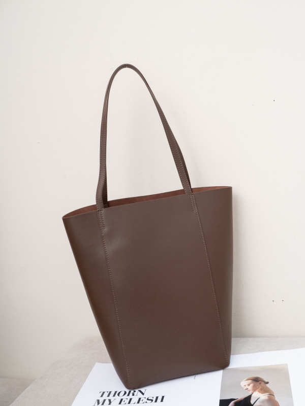 Moteriška odinė rankinė kubo formos, magnetiniu užsegimu, vidiniai kišiai su užtrauktuku, ID kišenė ir poliesterio pamušalas