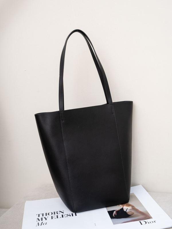 Moteriška odinė rankinė kubo formos, magnetiniu užsegimu, vidiniai kišiai su užtrauktuku, ID kišenė ir poliesterio pamušalas