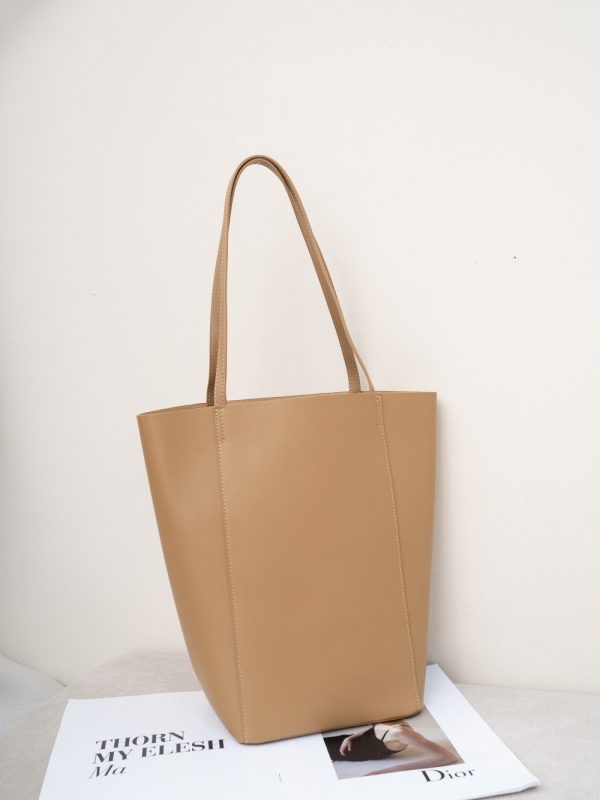 Moteriška odinė rankinė kubo formos, magnetiniu užsegimu, vidiniai kišiai su užtrauktuku, ID kišenė ir poliesterio pamušalas