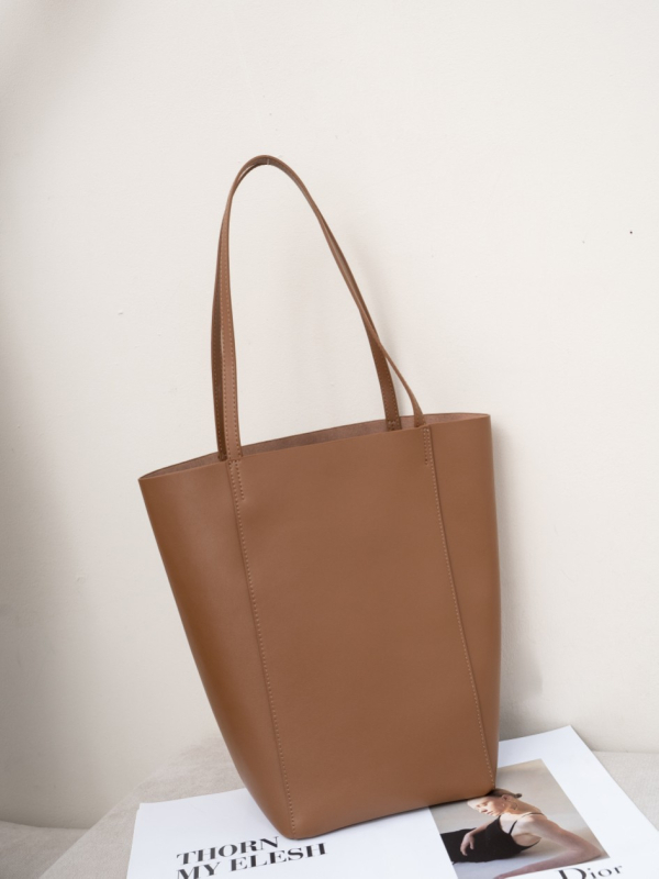 Moteriška odinė rankinė kubo formos, magnetiniu užsegimu, vidiniai kišiai su užtrauktuku, ID kišenė ir poliesterio pamušalas