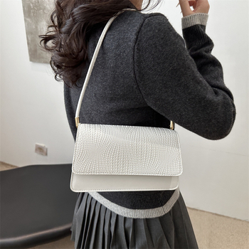 Τσάντα ώμου από PU με οριζόντια τετράγωνη σιλουέτα, ανάγλυφη υφή, κλείσιμο με καπάκι, εσωτερική θήκη για κινητό, στυλ δρόμου, άνοιξη 2025